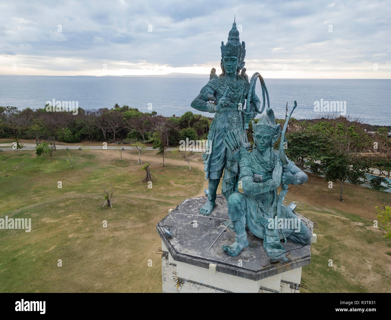 Indonesien, Bali, Luftaufnahme von Nusa Dua Beach, Bronze Skulpturen Stockfoto