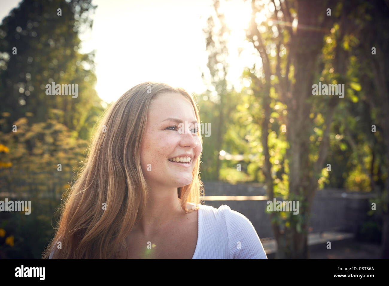 Porträt eines lächelnden, hübsche Frau im Sommer Stockfoto