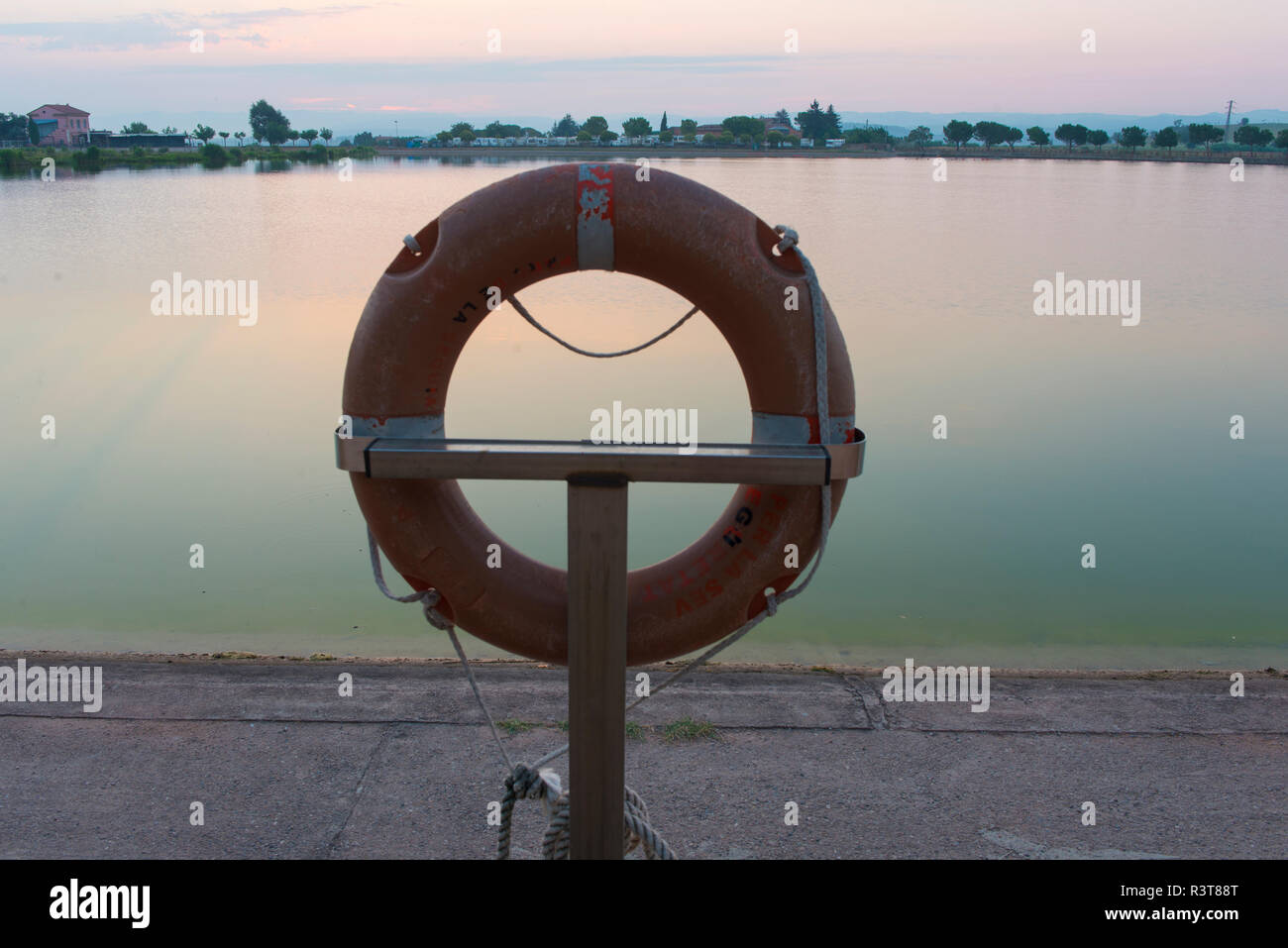 Lebensretter auf dem See in der Morgendämmerung Stockfoto