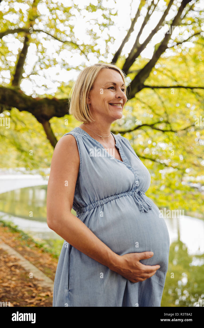 Gerne reife schwangere Frau im Park Stockfoto