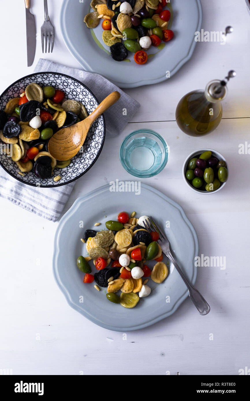 Mediterrane Orecchiette mit Tomaten, Oliven, Mozzarella Stockfoto