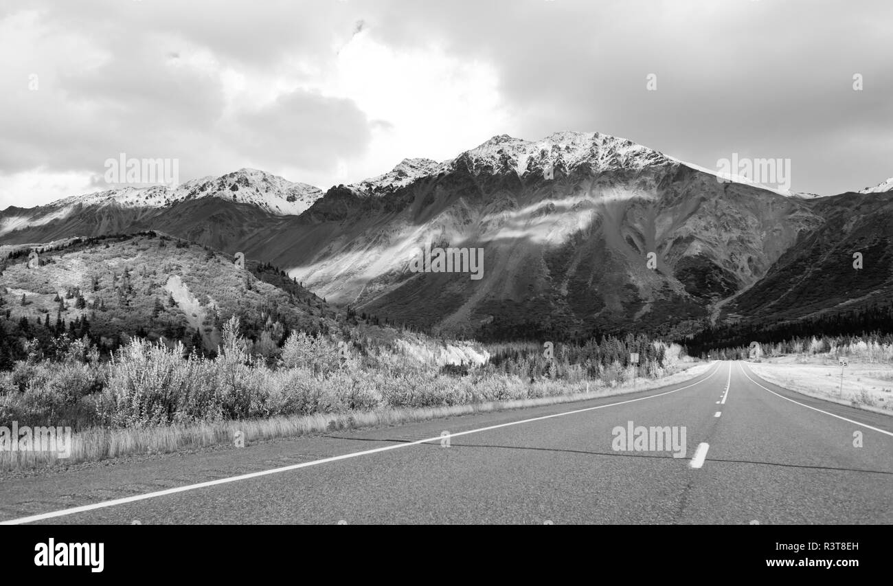 Die Autobahn führt durch Spitzen Alaska Range Herbst Herbst Jahreszeit Stockfoto