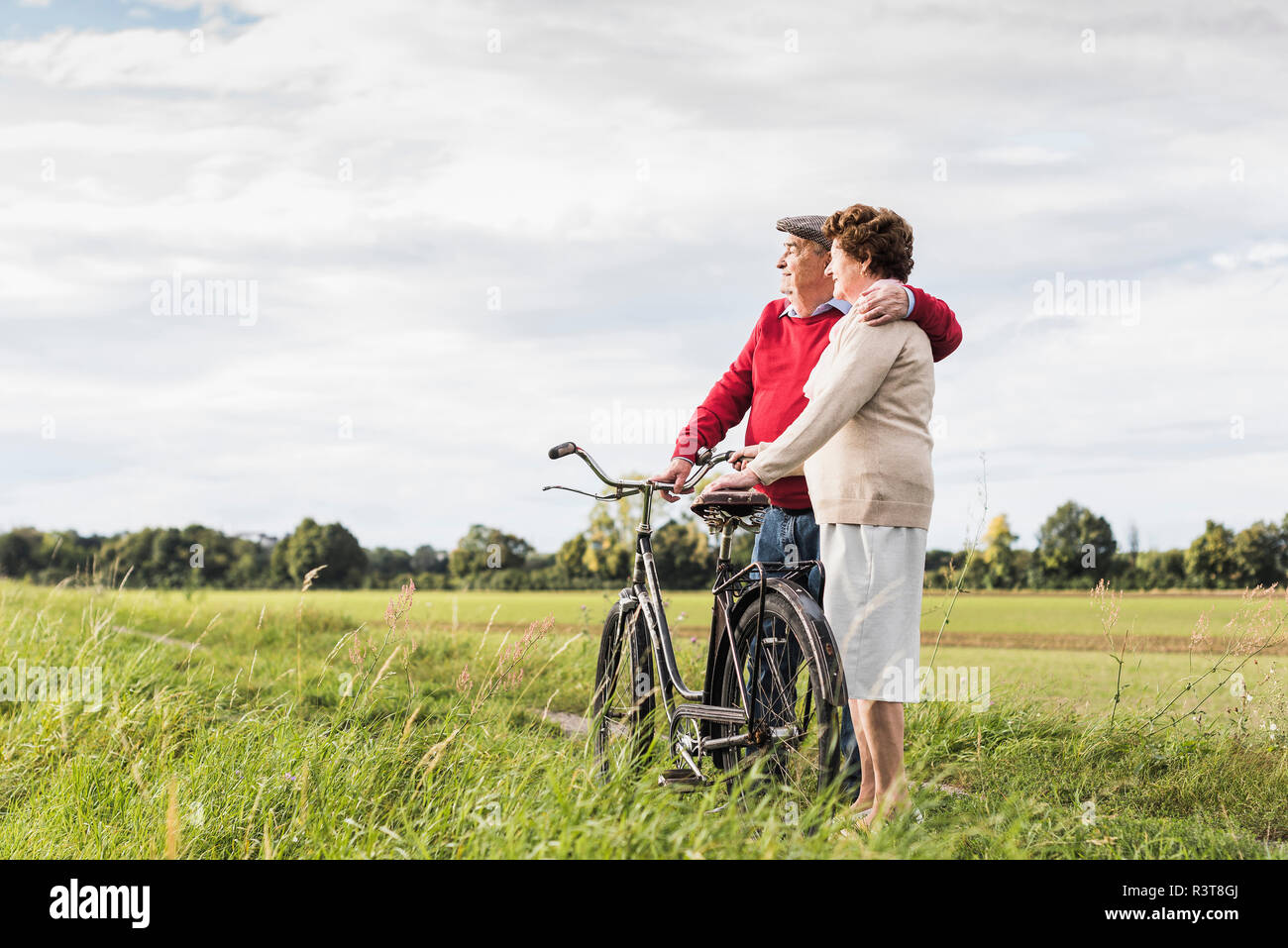 Senior Paar mit Fahrrädern, die in ländlichen Landschaft Stockfoto