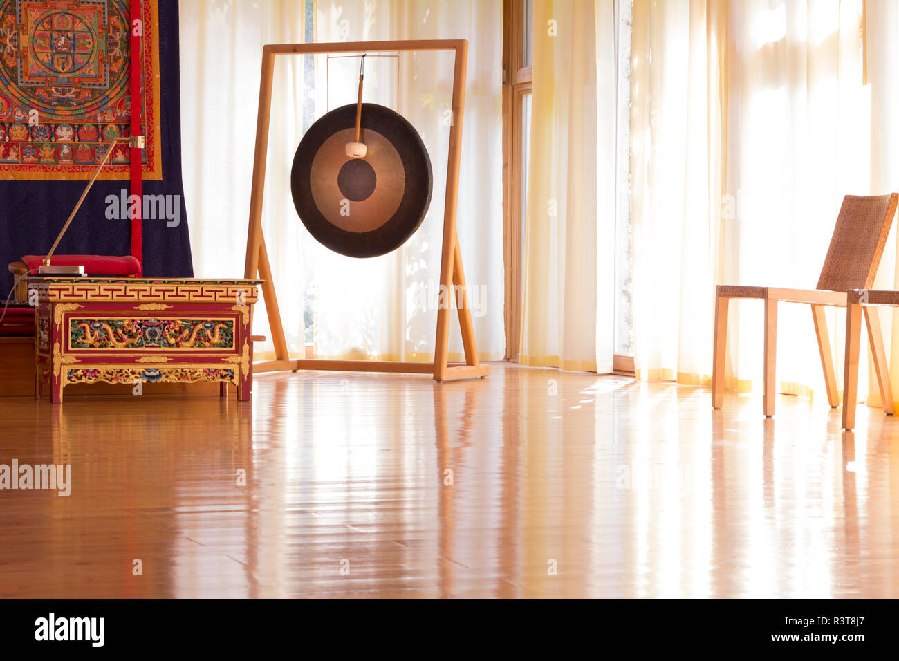 Meditationsraum in einem buddhistischen Meditationszentrum Stockfoto