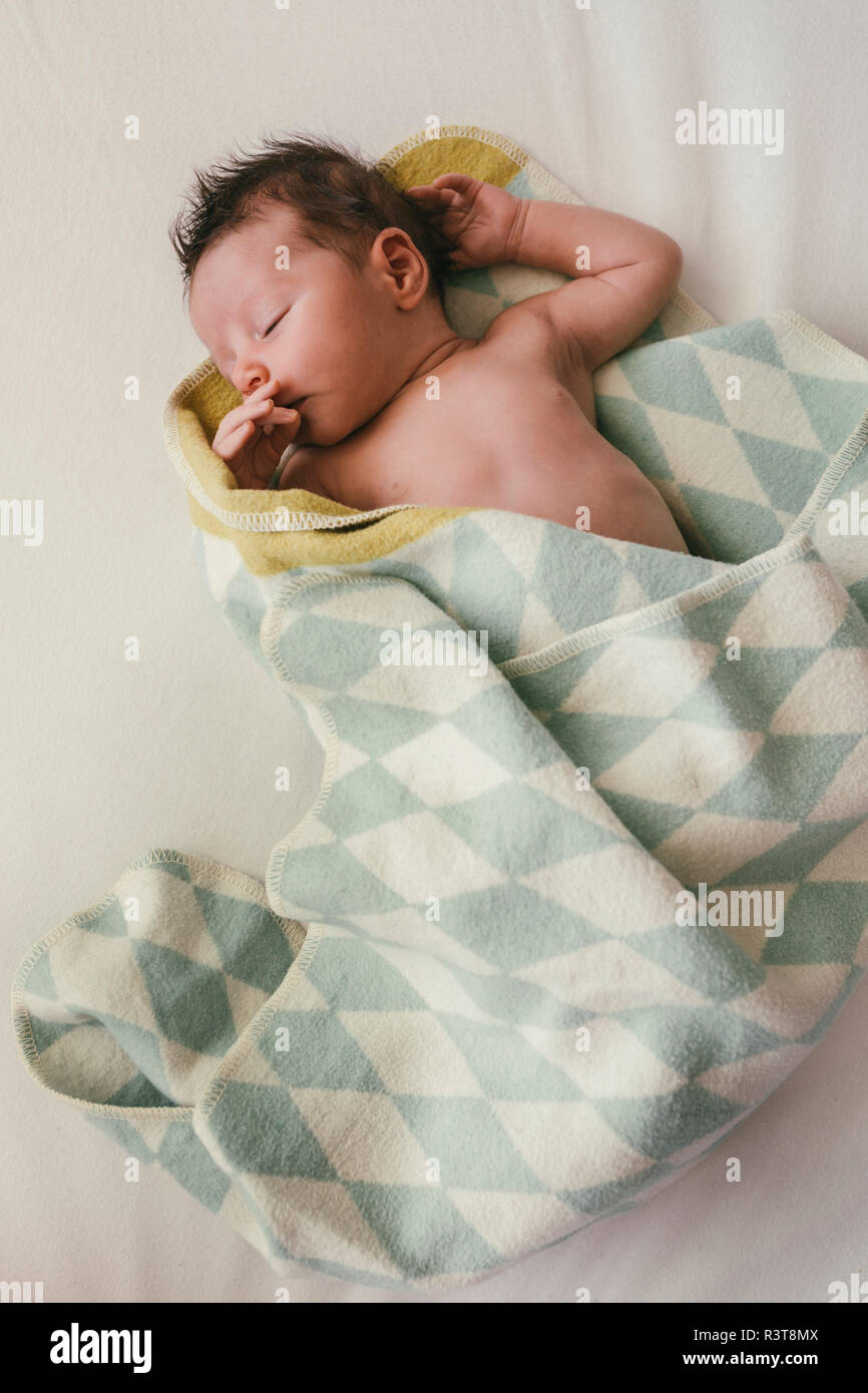 Neugeborenes Baby boy in Decke gewickelt Stockfoto