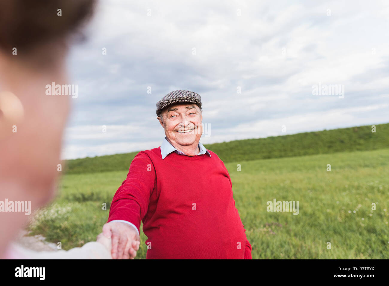 Gerne älterer Mann an Frau lächelnd in ländlichen Landschaft Stockfoto