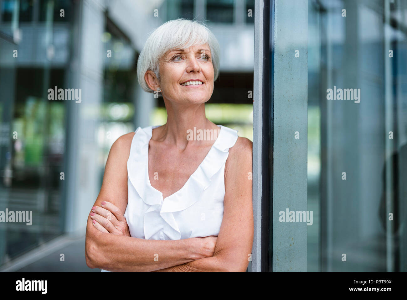 Portrait von lächelnden älteren Frau suchen seitwärts Stockfoto