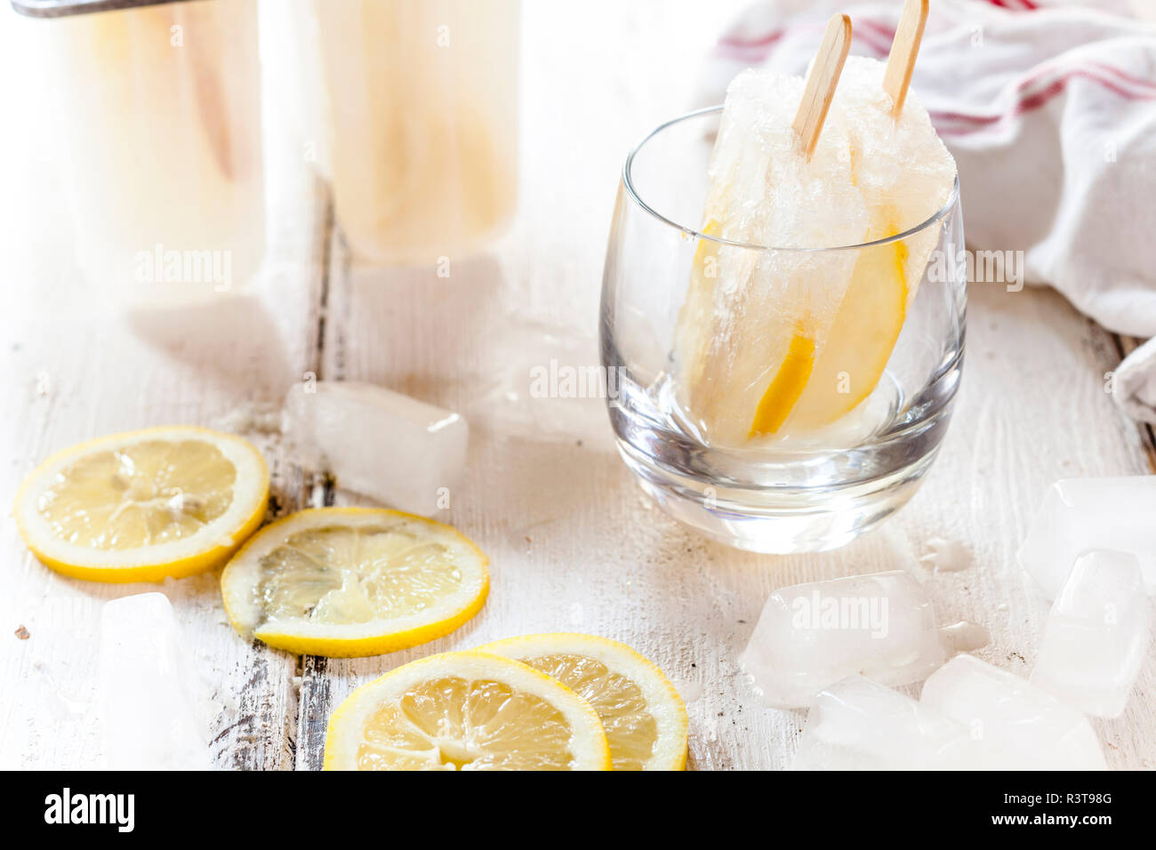 Hausgemachte Gin Lemon Eis am Stiel Stockfoto