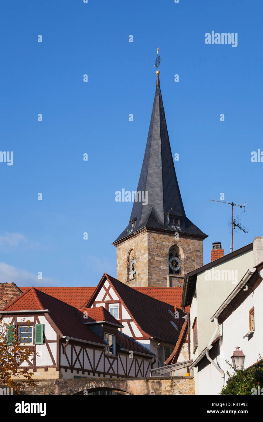 Deutschland, Rheinland-Pfalz, Freinsheim, typische Fachwerkhäuser in Wein Dorf und Kirche Stockfoto