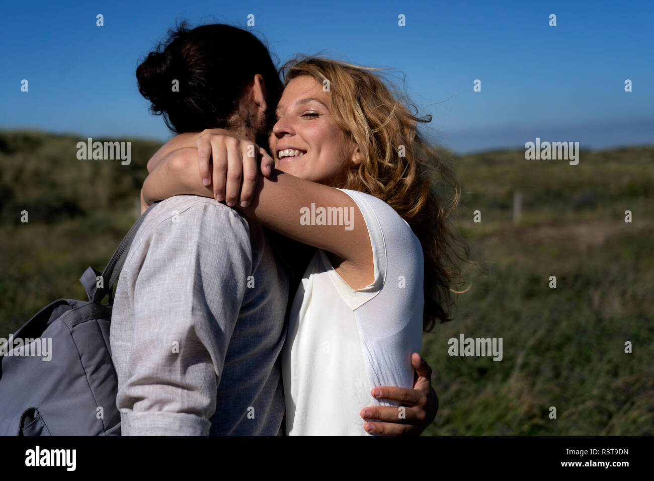 Glückliches junges Paar liebevoll umarmen Stockfoto