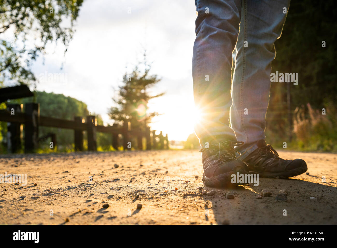 Mann, der in der Straße bei Sonnenuntergang, niedrige Abschnitt Stockfoto