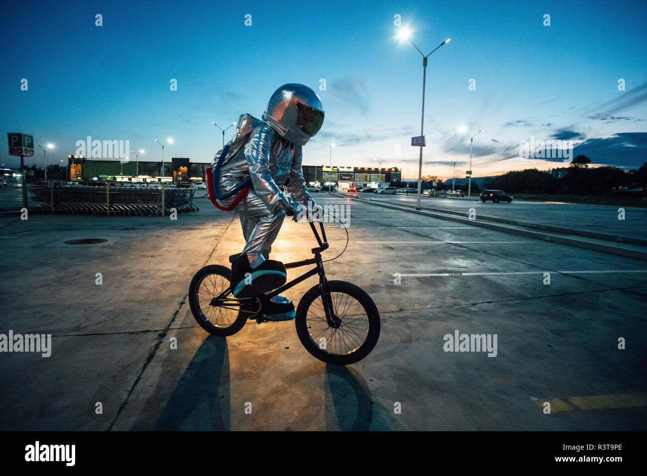 Spaceman in der Stadt in der Nacht auf Parkplatz bmx Bike Stockfoto