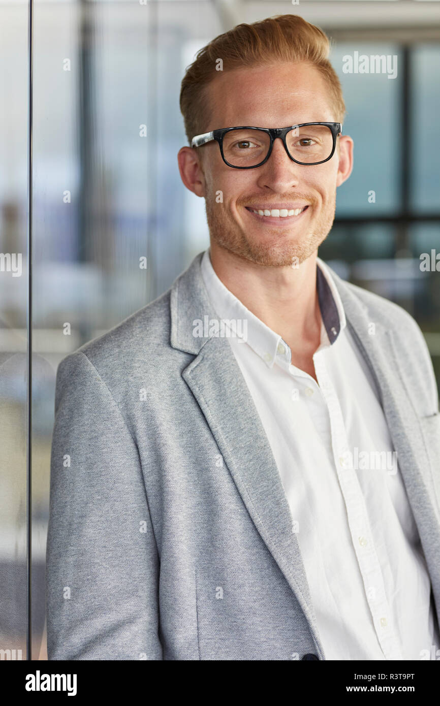 Portrait von lächelnden redheaded Geschäftsmann mit Brille Stockfoto