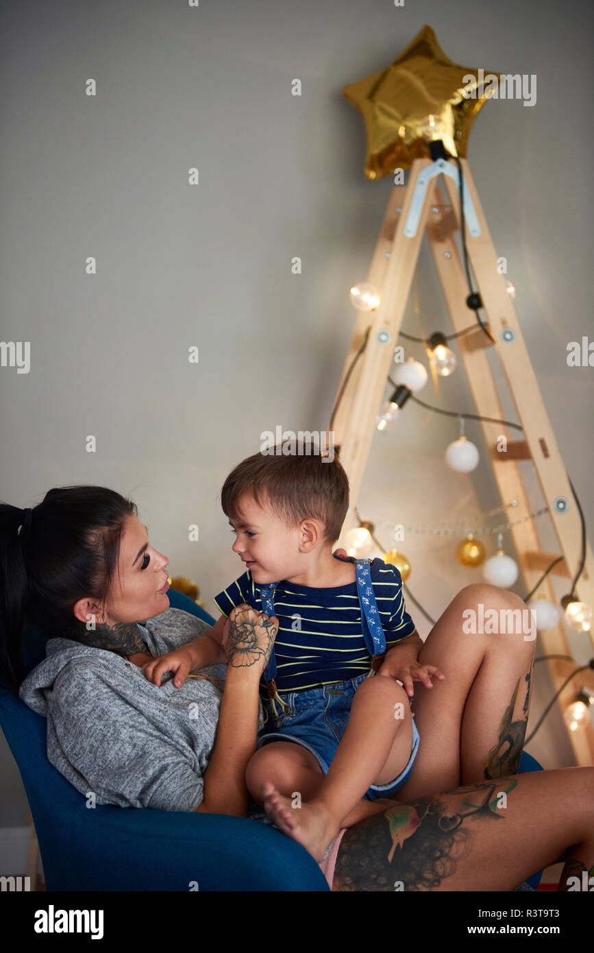Glückliche Junge mit seiner Mutter zu Hause an Weihnachten Stockfoto