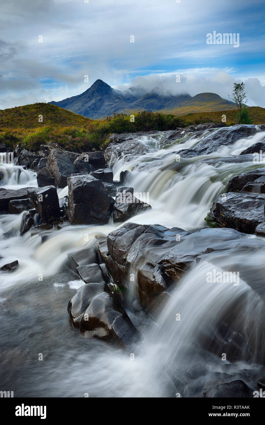 Vereinigtes Königreich, Schottland, Scottish Highlands, Isle Of Skye, Wasserfall bei Sligachan Fluss mit Blick auf die Cuillin Mountains Stockfoto