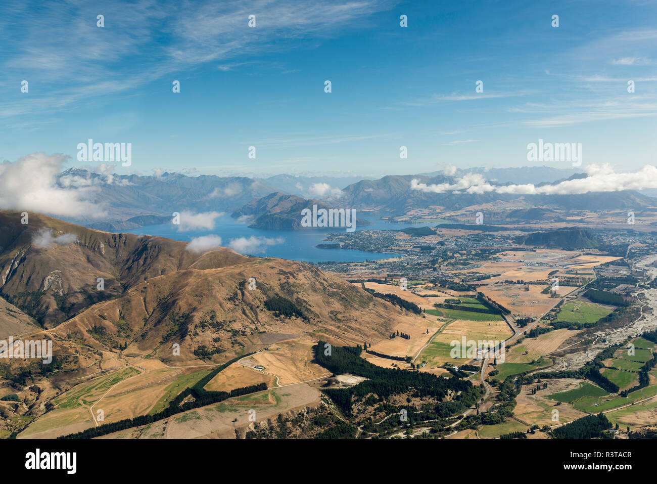 Neuseeland, Südinsel, Otago, Luftaufnahme von Lake Wanaka und Township Stockfoto