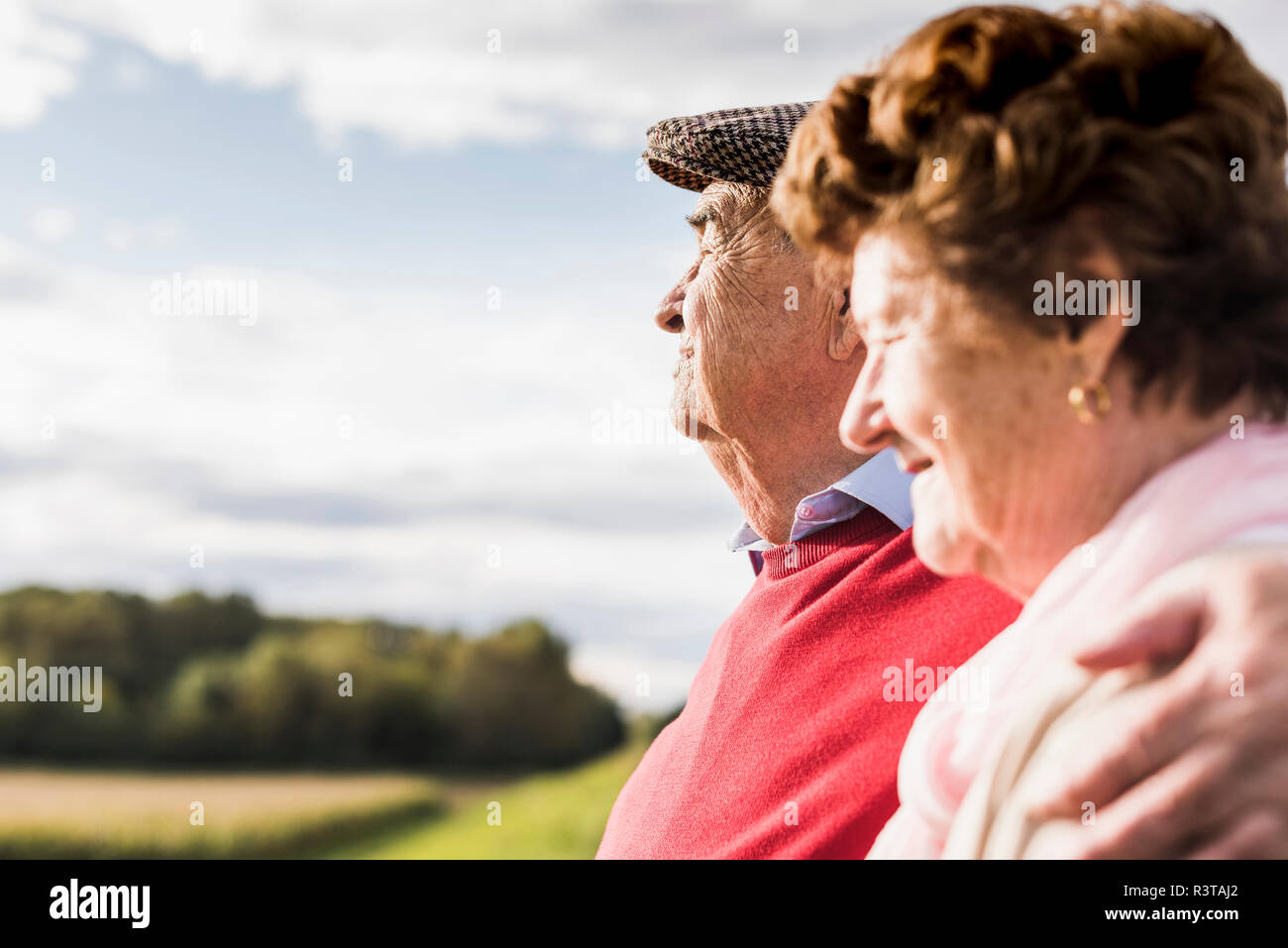 Senior Paar umarmen in ländlichen Landschaft Stockfoto