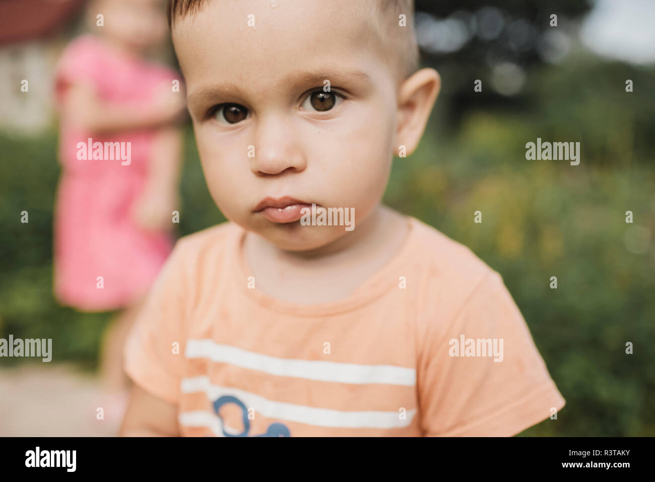 Portrait von baby boy in Garten Stockfoto