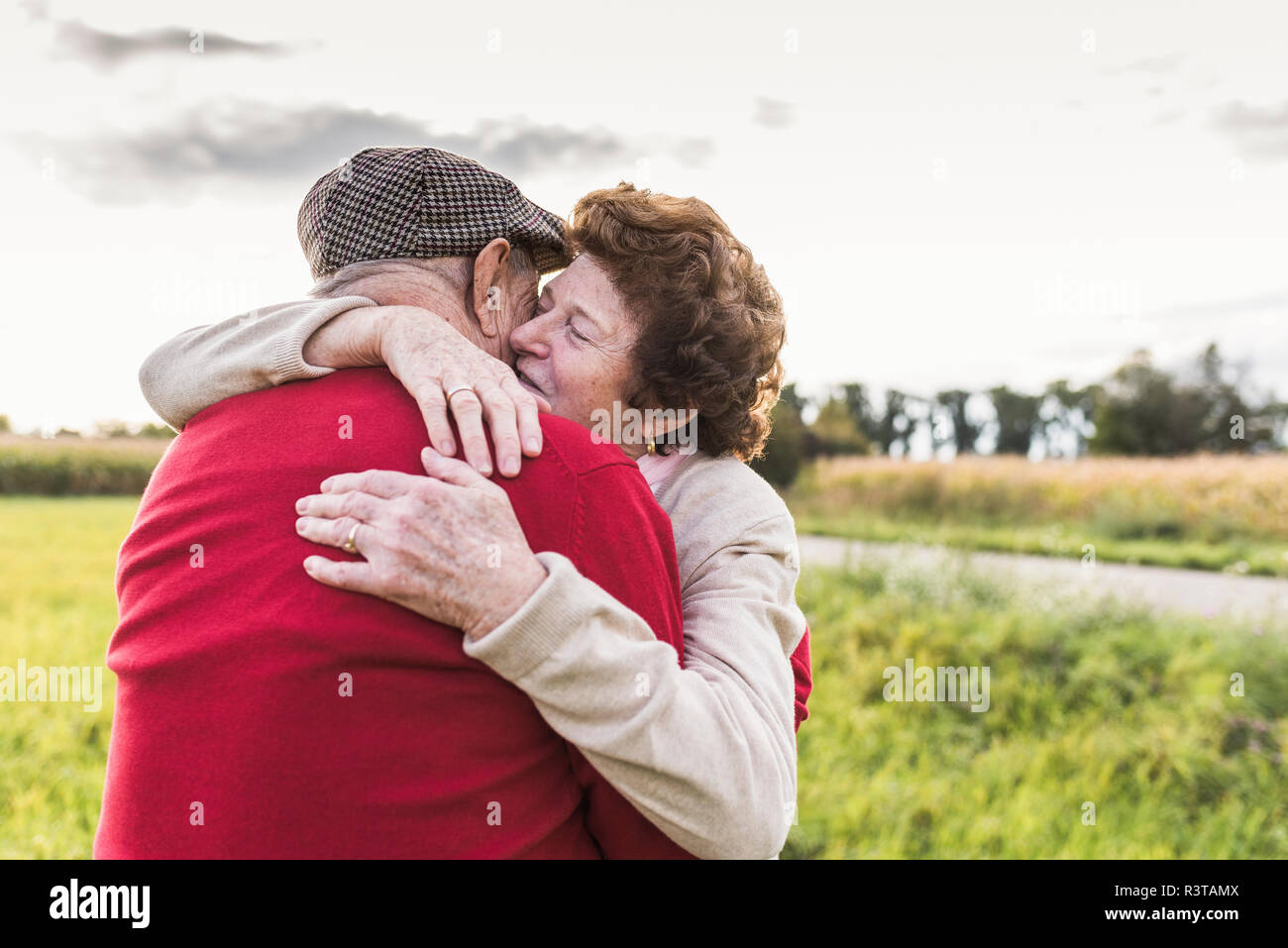 Senior Paar umarmen in ländlichen Landschaft Stockfoto