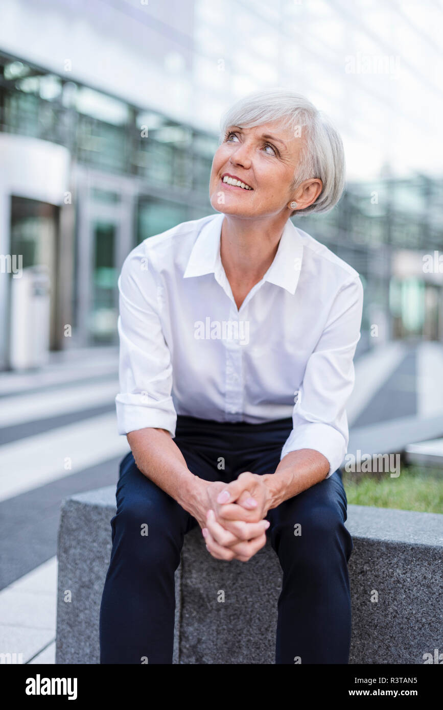Lächelnd senior Geschäftsfrau draußen suchen Stockfoto