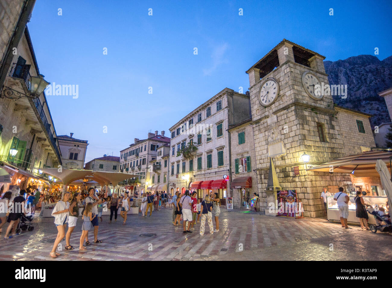 Abend im Marktplatz, Altstadt, Kotor, Montenegro Stockfoto