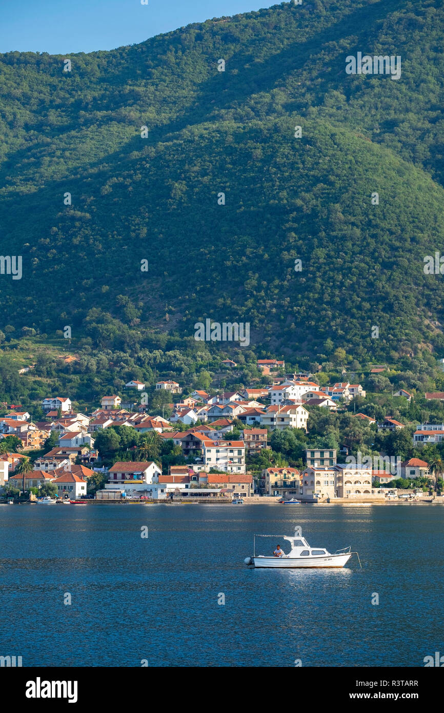 Stadt entlang der Bucht von Kotor, Montenegro Stockfoto