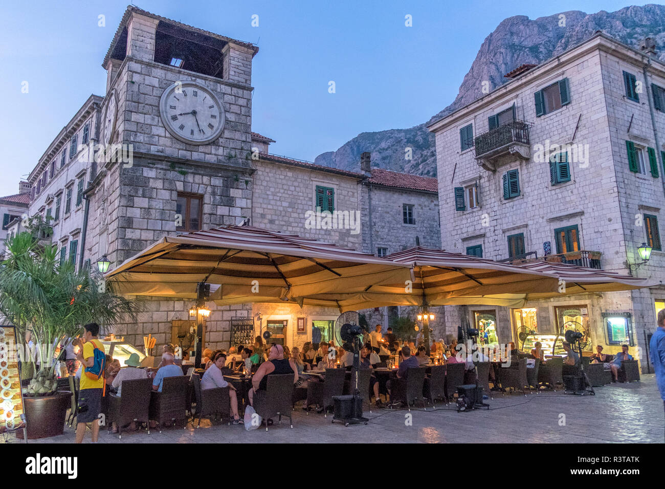 Abend im Marktplatz, Altstadt, Kotor, Montenegro Stockfoto