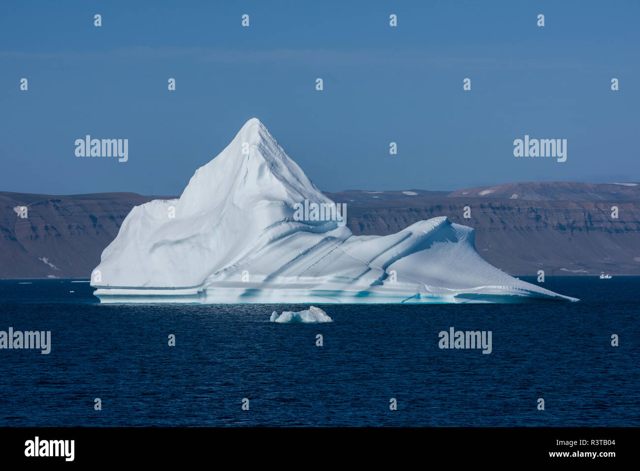 Grönland, Scoresbysund, aka Scoresby Sund. Große Eisberge in der Nähe von ittoqqortoormiit. Stockfoto