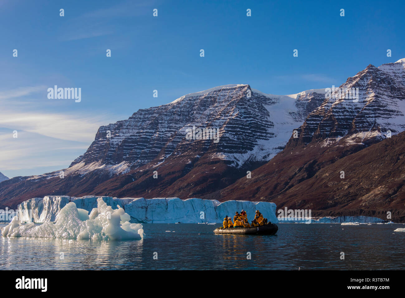 Grönland, Scoresby Sund, Gasefjord. Sternzeichen und Eisberge. Stockfoto