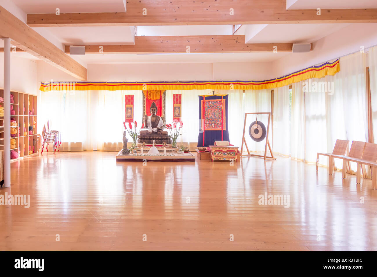 Meditationsraum in einem buddhistischen Meditationszentrum Stockfoto