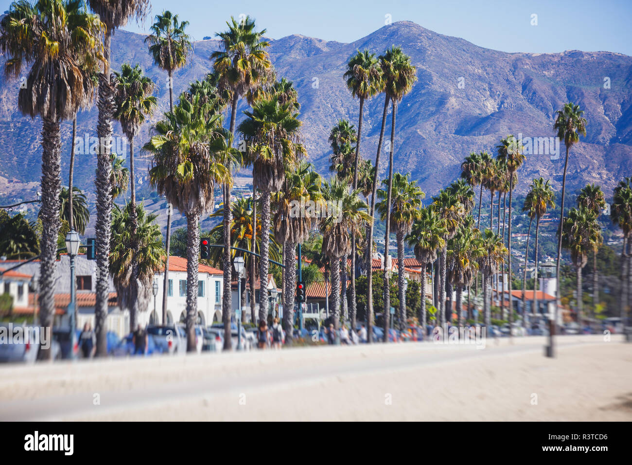 Schöne Aussicht von Santa Barbara Ocean Front Walk, mit Strand und Marina, Palmen und Bergen, Santa Ynez Mountains und dem Pazifischen Ozean, Santa Barbara co Stockfoto