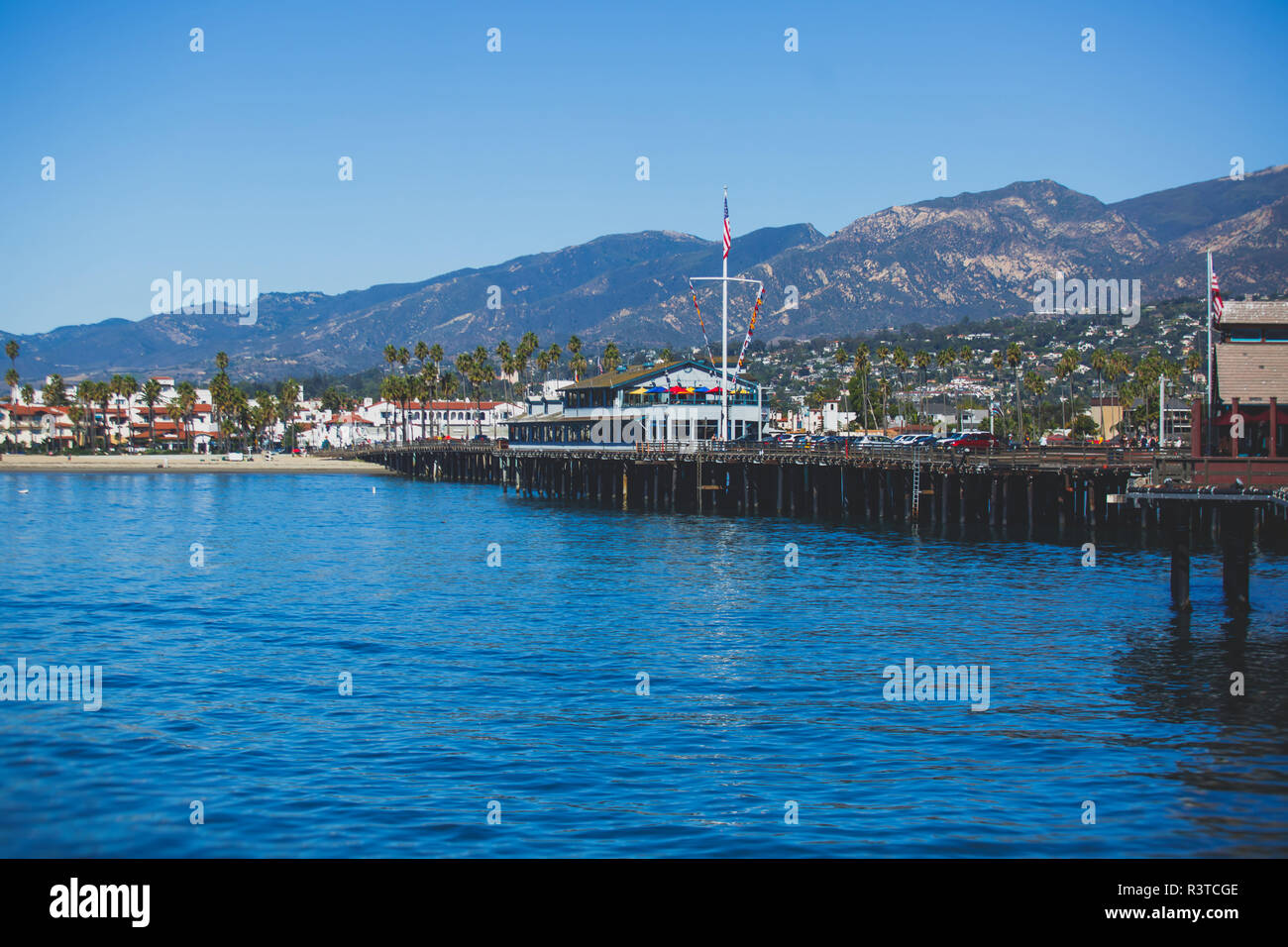 Schöne Aussicht von Santa Barbara Ocean Front Walk, mit Strand und Marina, Palmen und Bergen, Santa Ynez Mountains und dem Pazifischen Ozean, Santa Barbara co Stockfoto