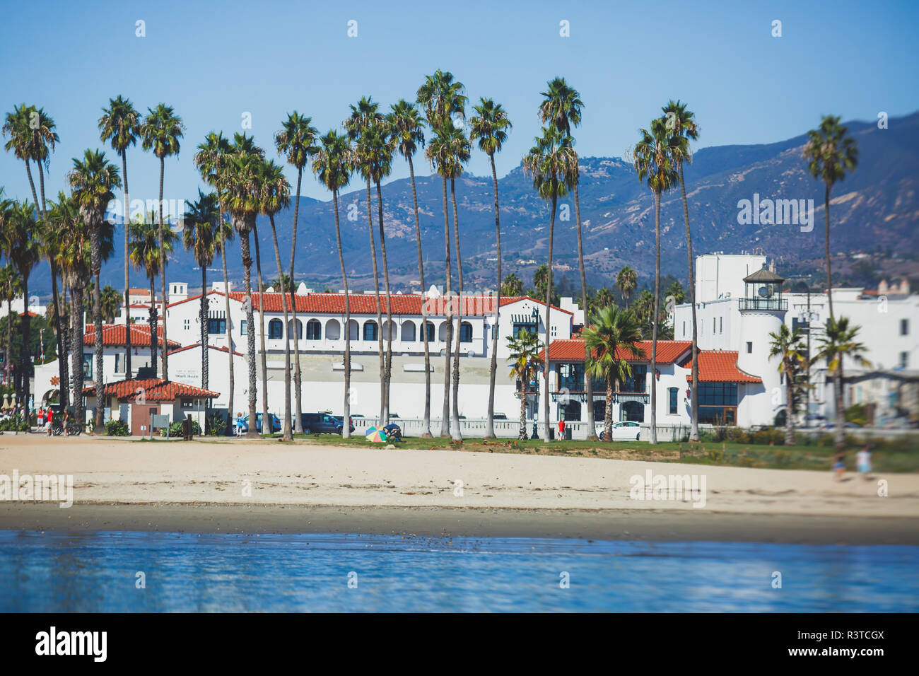 Schöne Aussicht von Santa Barbara Ocean Front Walk, mit Strand und Marina, Palmen und Bergen, Santa Ynez Mountains und dem Pazifischen Ozean, Santa Barbara co Stockfoto