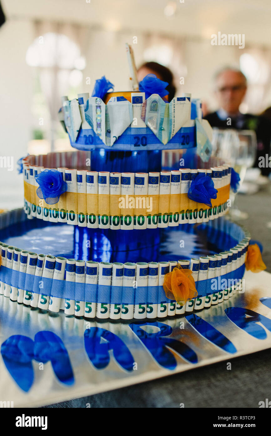 Kuchen Mit Geld Und Euro Scheine Als Geschenk Stockfotografie Alamy