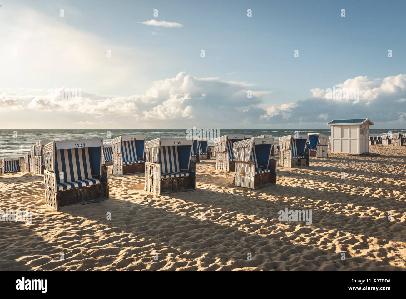 Deutschland, Schleswig-Holstein, Sylt, Westerland, mit Kapuze Liegen am Strand Stockfoto