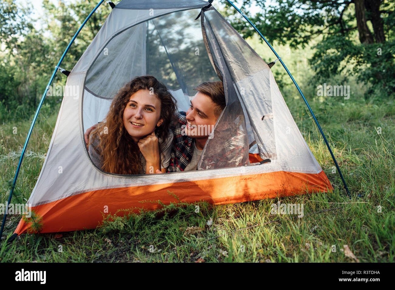 Junges Paar Camping in der Natur, im Zelt liegen, eine Pause Stockfoto