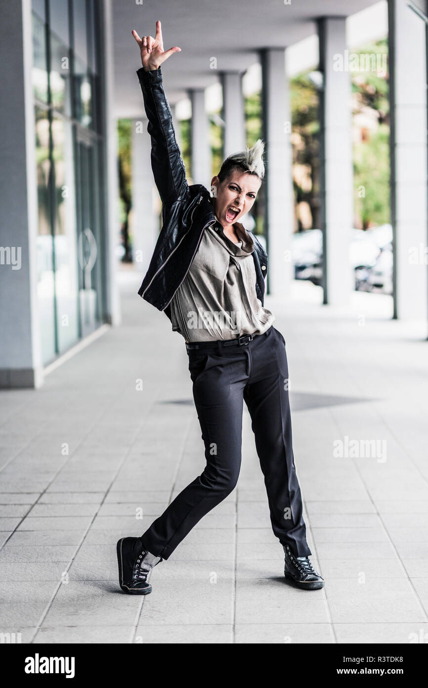 Portrait von schreienden punk Frau an einem Arcade Stockfoto