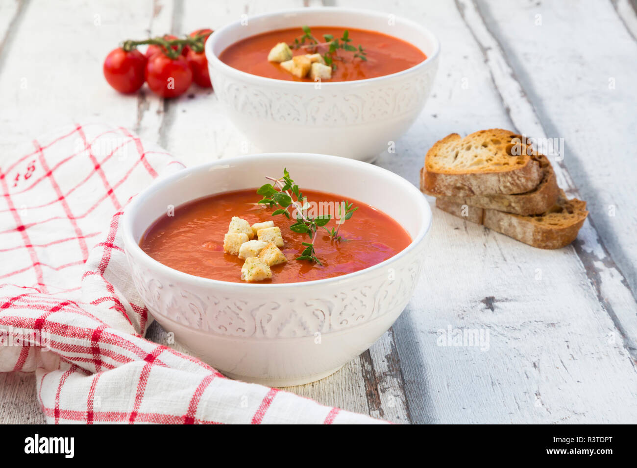 Mediterrane Tomatensuppe mit geröstetem Brot, Croutons und Thymian Stockfoto