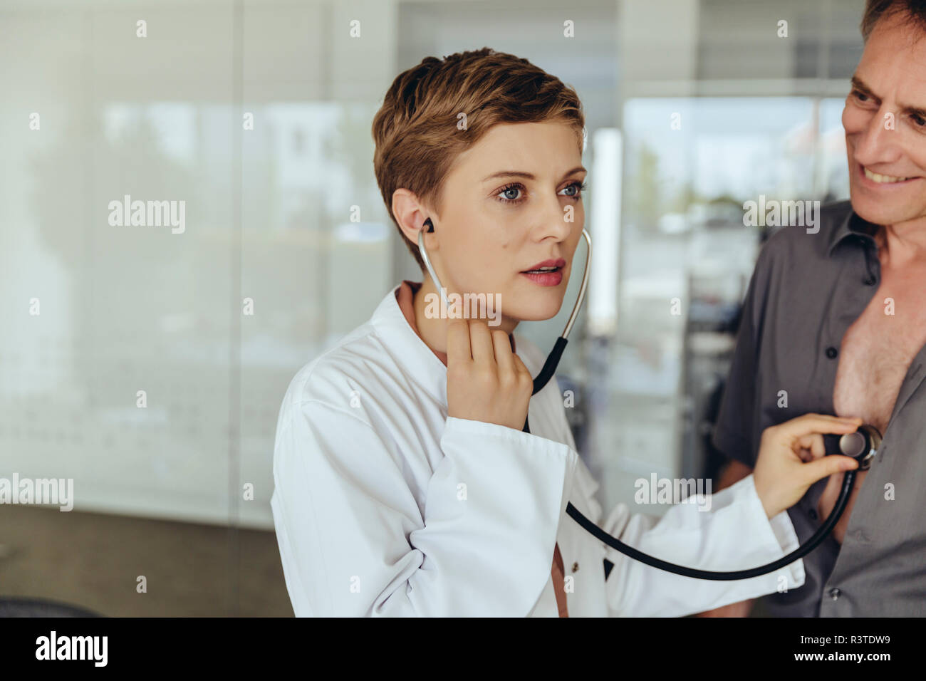 Ärztin untersuchen Patienten mit einem Stethoskop Stockfoto
