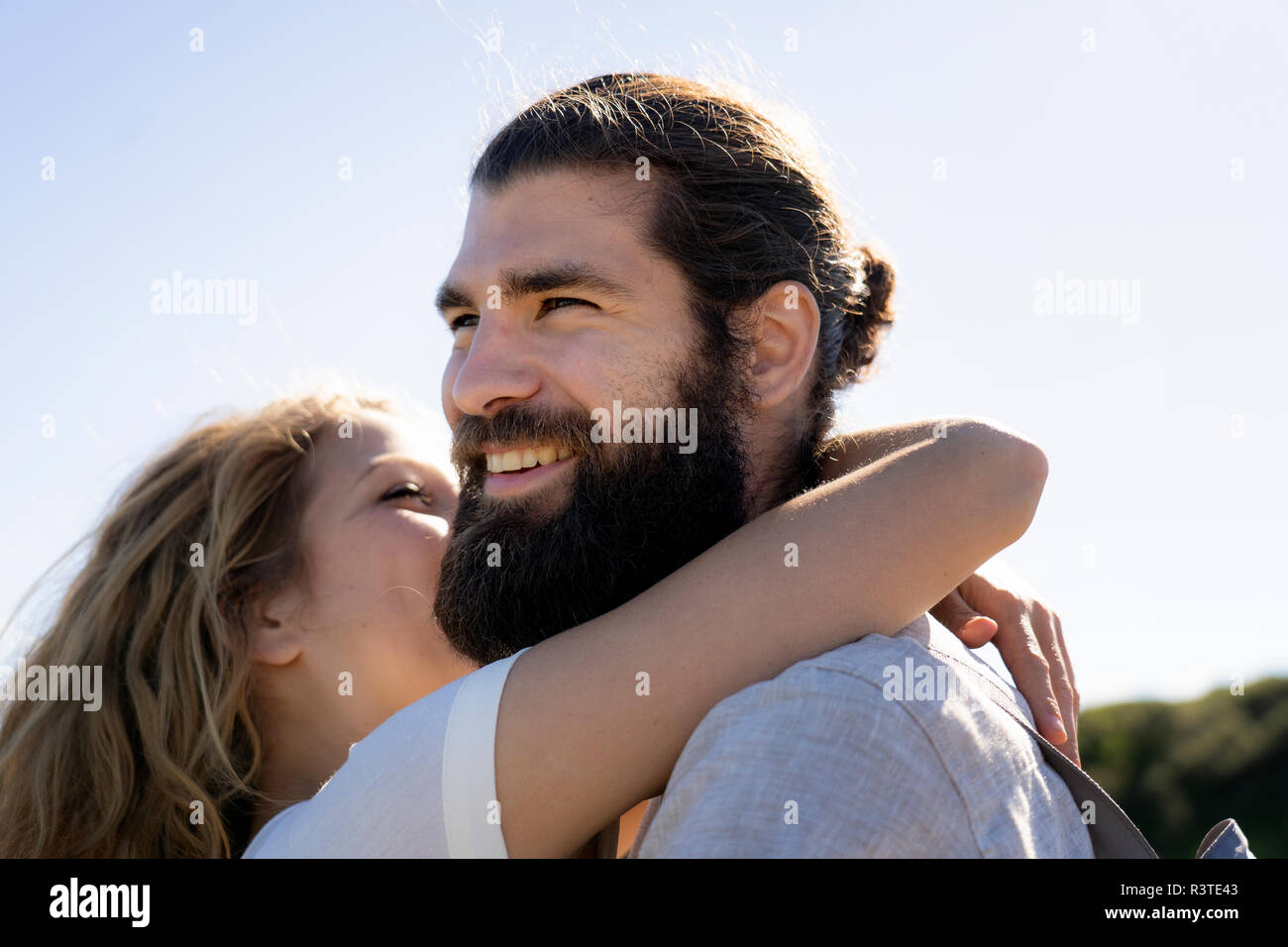 Glückliches junges Paar liebevoll umarmen Stockfoto