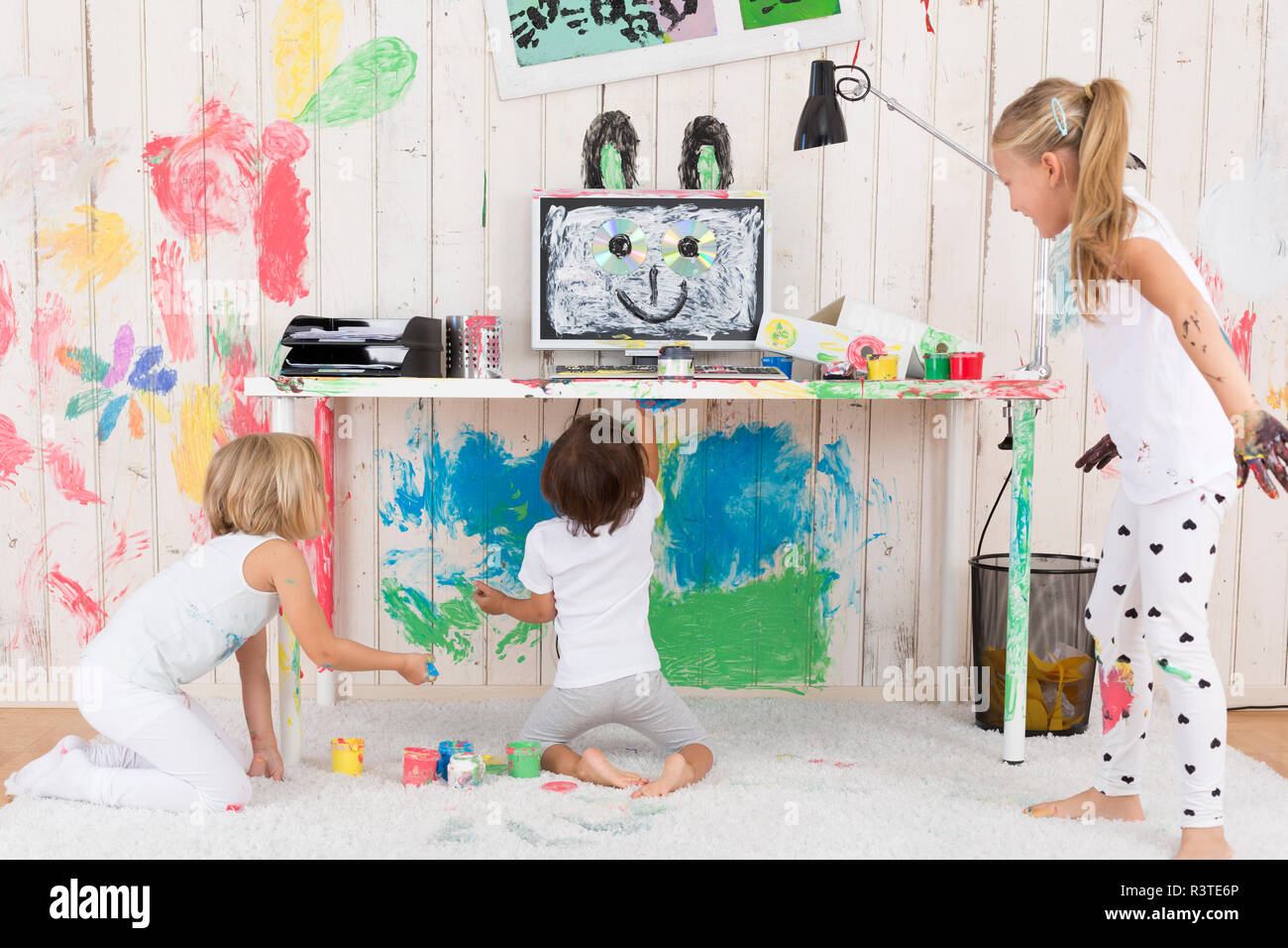 Drei Mädchen malen Büro mit Finger Paint Stockfoto