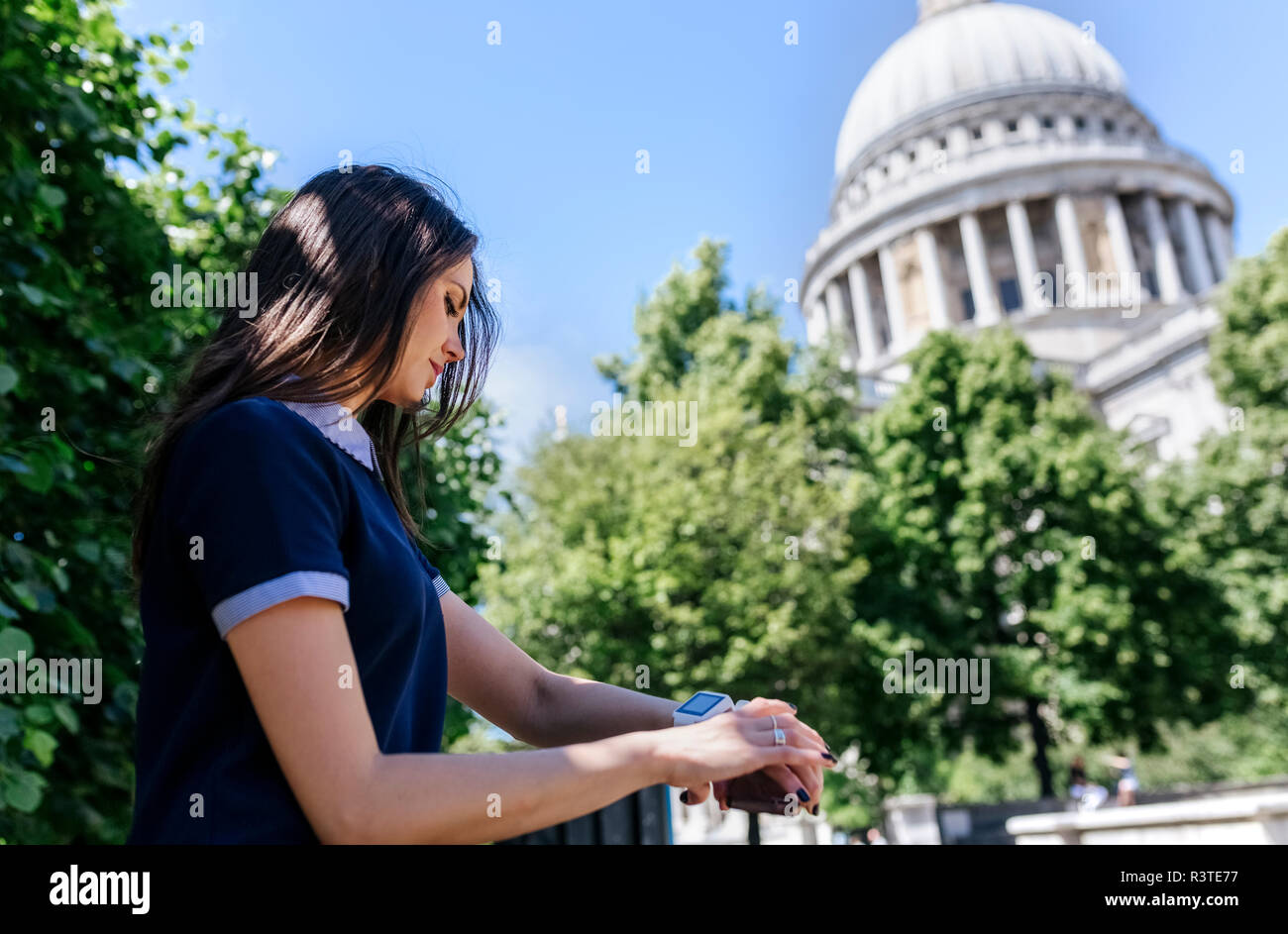 UK, London, junge Frau mit der Zukunft in der Nähe von St. Paul's Cathedral Stockfoto