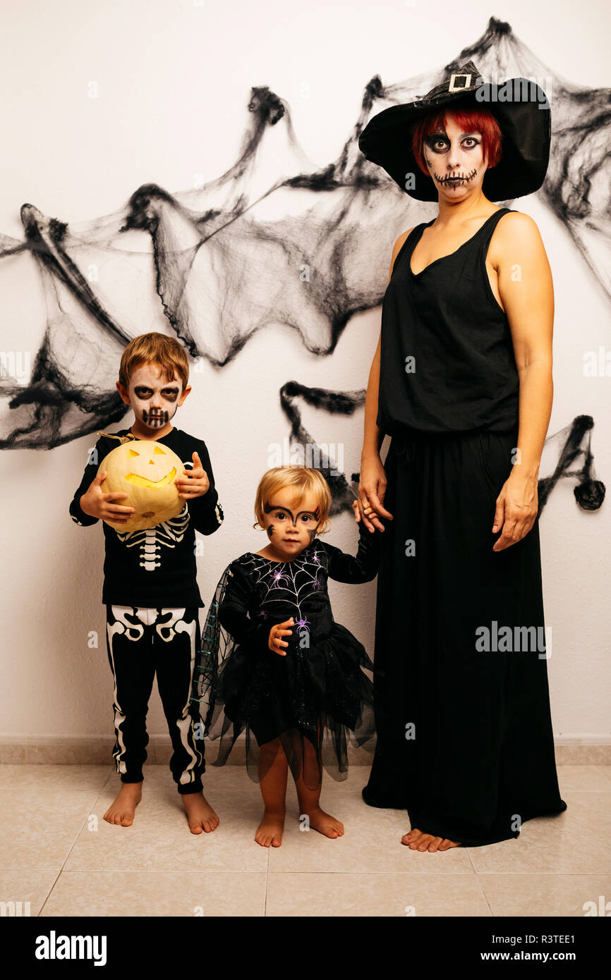 Mutter und ihre zwei Kinder gekleidet für Halloween Stockfoto