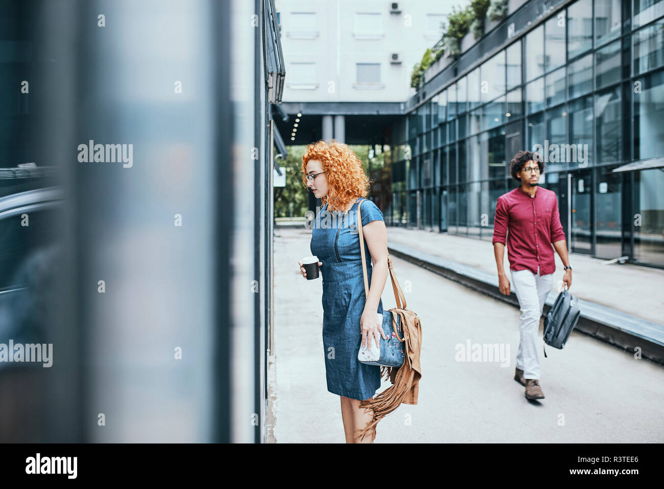 Junge Geschäftsfrau Window Shopping in der Stadt, die Durchführung von Kaffee Stockfoto