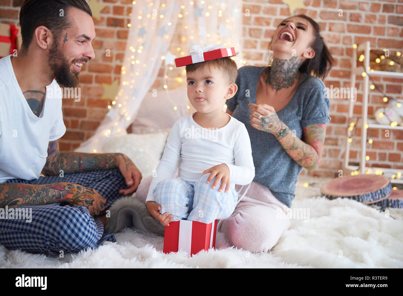 Glückliche Familie Spaß an Weihnachten im Bett Stockfoto
