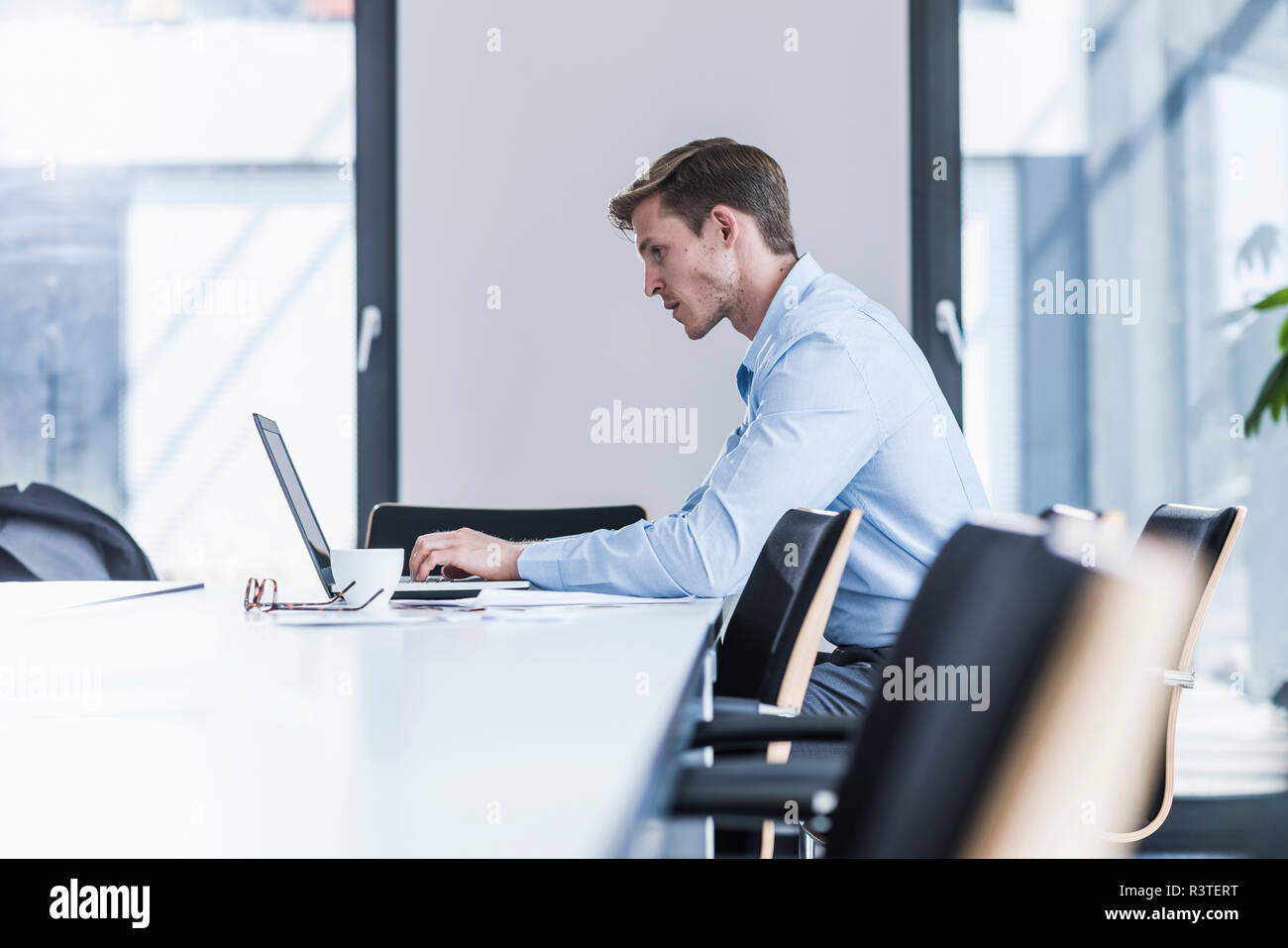 Unternehmer im Büro arbeiten mit Laptop Stockfoto