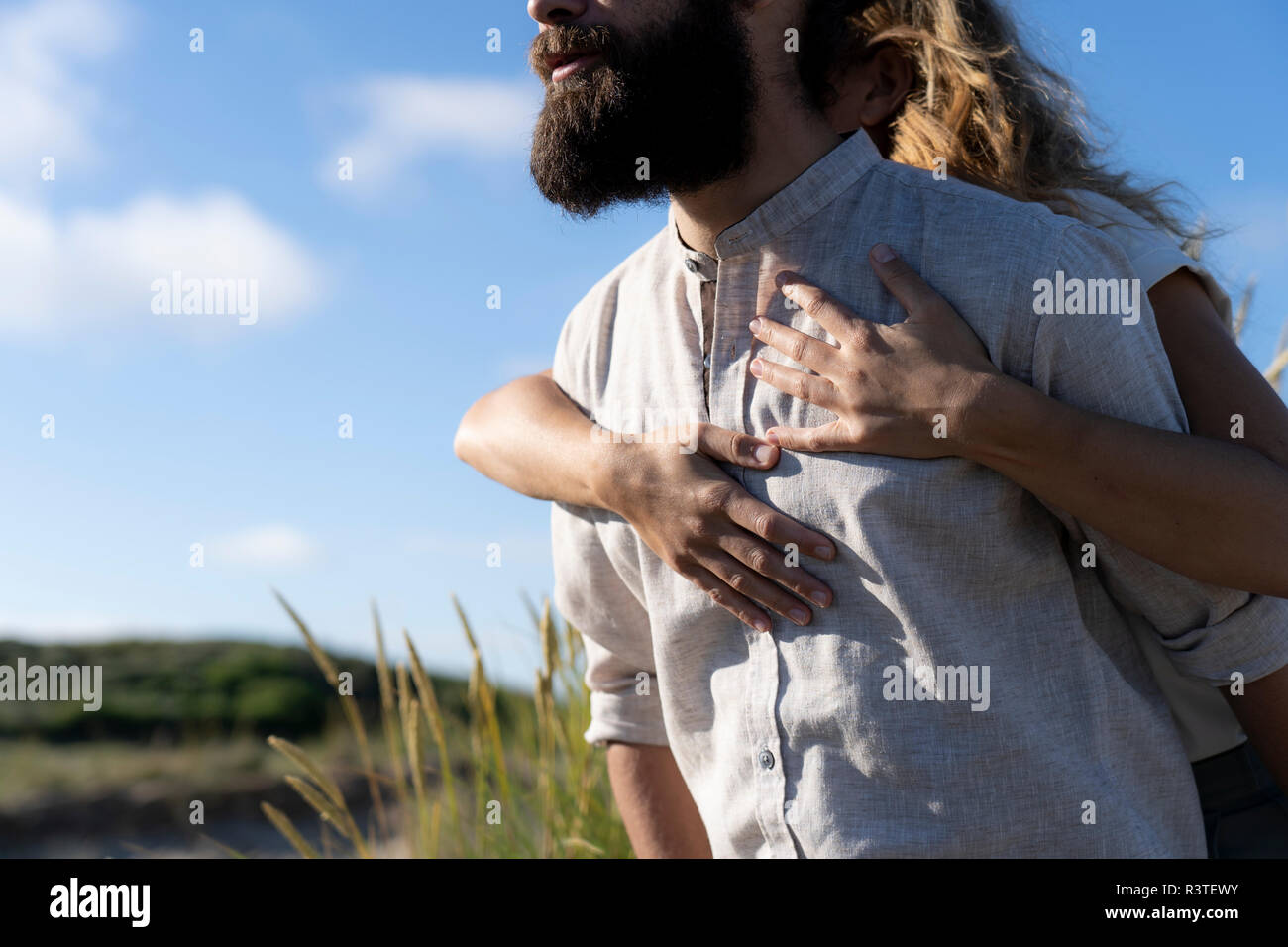 Junge Frau ihrem Freund umarmen in der Natur Stockfoto