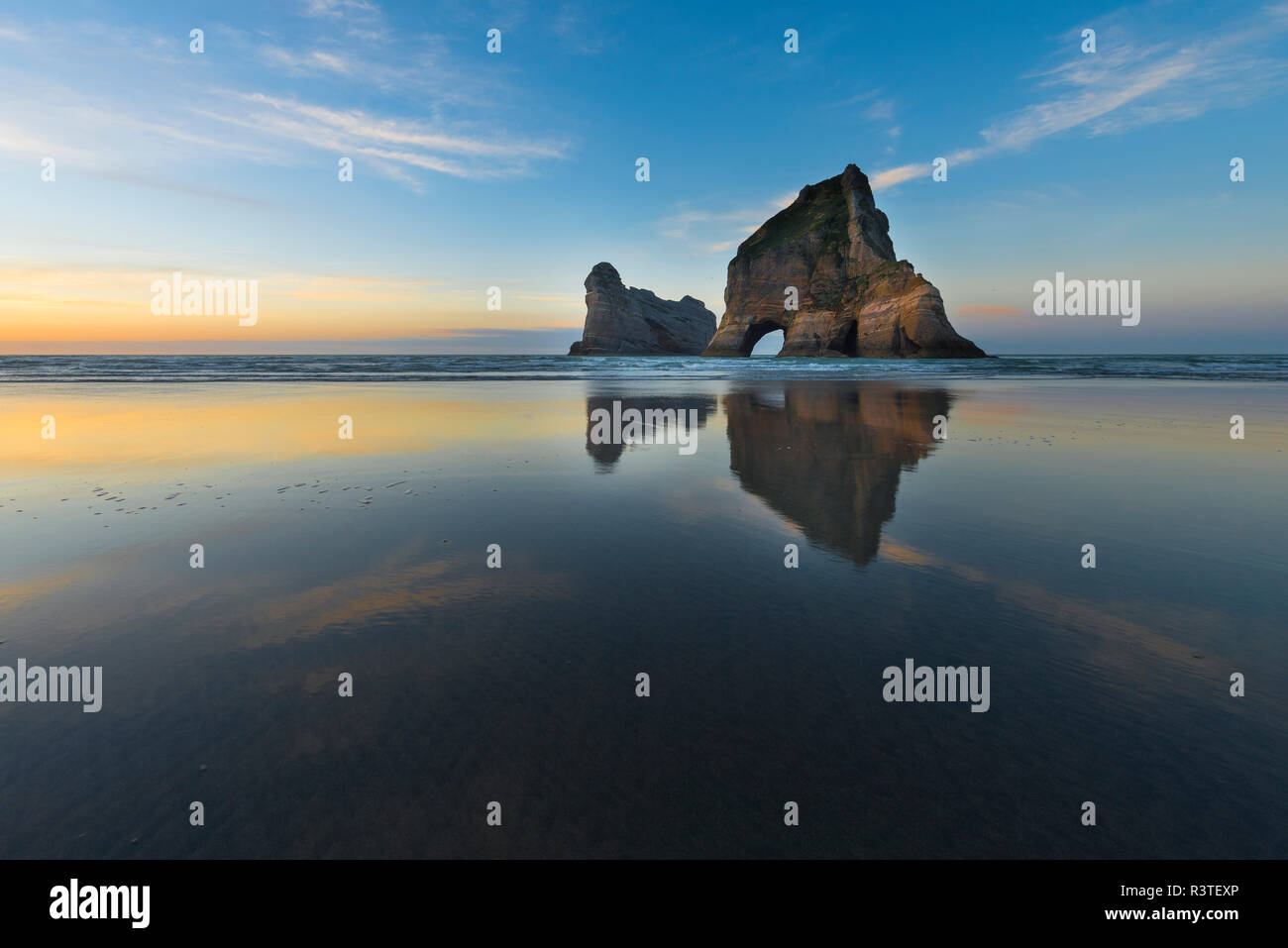 Neuseeland, Südinsel, Puponga, Wharariki Beach, Torbogen Insel am Abend Stockfoto