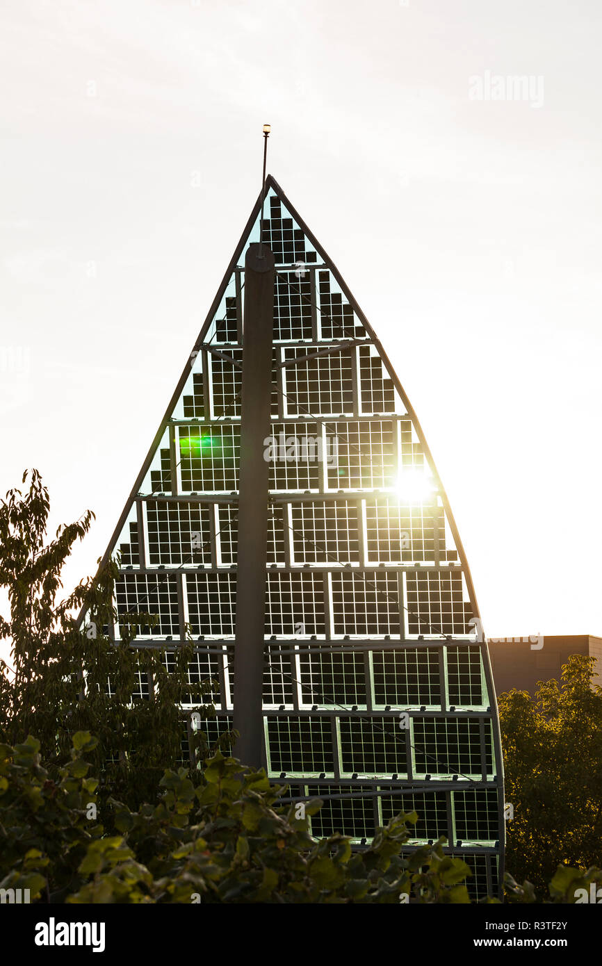 Deutschland, Karlsruhe, Segel geformte Sonnenkollektoren Stockfoto