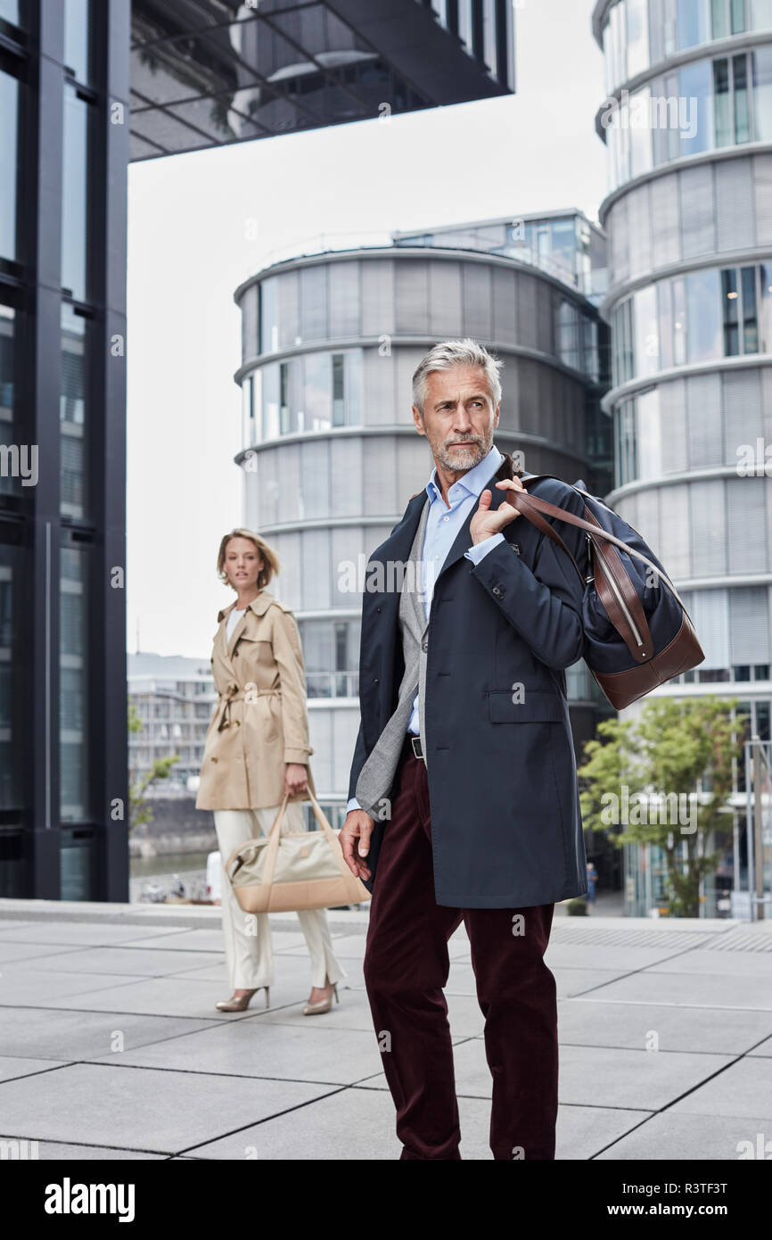 Deutschland, Düsseldorf, zwei modischen Geschäftsleute mit Reisetaschen Stockfoto